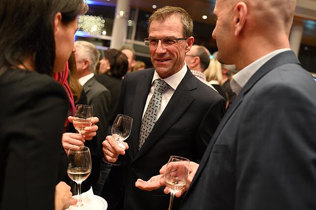 Der Vorstandschef von Rolls-Royce Power Systems Andreas Schell (Mitte) im Gespräch mit Airbus-Standortleiter Dietmar Pilz (rechts) und ...