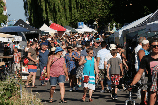 Ein Bild vom nächtlichen Flohmarkt von Konstanz im Sommer 2019.