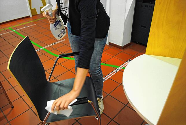 Auf die Einhaltung der Coronaregeln und Hygienemaßnahmen wird auch in den Wahllokalen Wert gelegt: Wahlhelferin Julia Seiferth ...