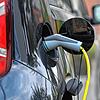 Ein Elektrofahrzeug wird an einer Stromtankstelle aufgeladen &ndash; die Standorte sind oft schlecht ausgestattet.