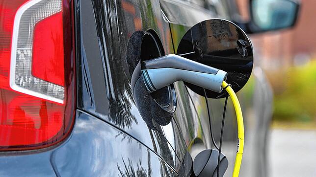 Ein Elektrofahrzeug wird an einer Stromtankstelle aufgeladen &ndash; die Standorte sind oft schlecht ausgestattet.