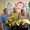 Die betreuende Hebamme der Mutter-Kind-Station, Leonie Gattermann (links), und Michael Bohlmann (rechts) gratulieren den ...