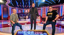 Moderator Kai Pflaume (Mitte) begrüßt zusammen mit Bernhard Hoëcker (l.) und Elton im April gleich vier Schlagerstars in der Show.
