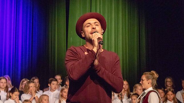 Starke Stimmen: Sänger Max Mutzke holte für das letzte Lied seines Auftritts die Singschule Doremi, den Männerchor Krenkingen sowie die ...