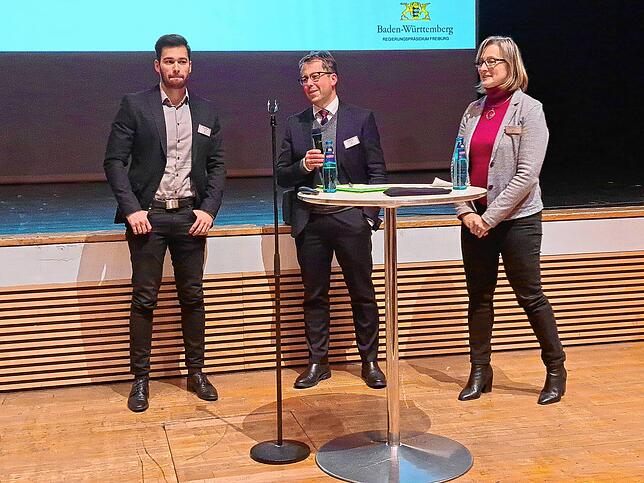 Die Straßenplaner des Regierungspräsidiums Dennis Müller, Abteilungsleiter Karl Kleemann und Sabine Klumpp informieren die Bürger in der ...