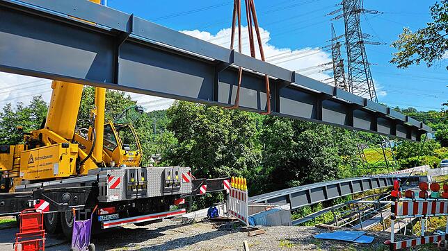 Ein tonnenschwerer Stahlträger der neuen Brücke über die Schlücht schwebt in Gurtweil an Ort und Stelle.
