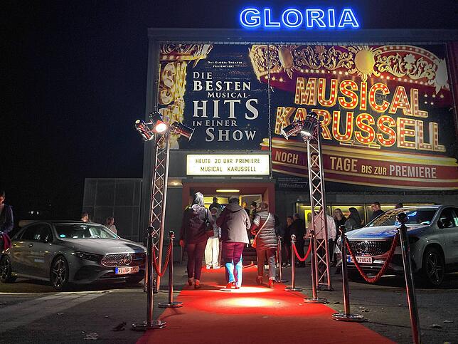 Bild 15: Gute Laune bei der Premiere des Musical-Karussells im Gloria-Theater