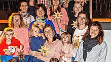 Die Sternvergabe für den 25. Lebendigen Adventskalender im Haus des Gastes – Groß und Klein ist die Vorfreude anzusehen. Hoffentlich ...