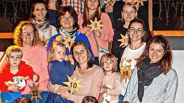 Die Sternvergabe für den 25. Lebendigen Adventskalender im Haus des Gastes – Groß und Klein ist die Vorfreude anzusehen. Hoffentlich ...