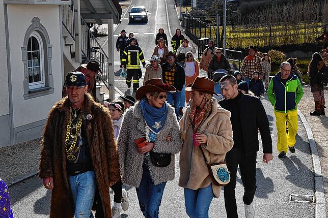 Bild 9: Bunter Fasnachtsumzug begeistert die Narren in Eigeltingen