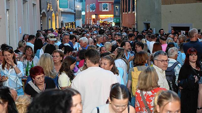 Volle Gassen und feiernde Menschen: Das war der Gassenfreitag am 2. Mai. Polizei und Veranstalter ziehen eine positive Bilanz der ...