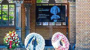 Am Tag der Beisetzung der Holocaust-Überlebenden Margot Friedländer stehen Kränze und ein Bild von Friedländer auf dem Jüdischen ...