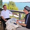 Sommerinterview in der Bodenseetherme in Überlingen: Oberbürgermeister Jan Zeitler (links) im Gespräch mit SÜDKURIER-Redaktionsleiter ...