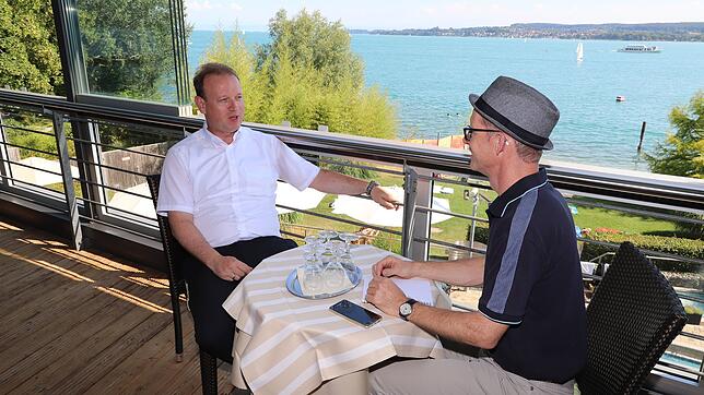 Sommerinterview in der Bodenseetherme in Überlingen: Oberbürgermeister Jan Zeitler (links) im Gespräch mit SÜDKURIER-Redaktionsleiter ...