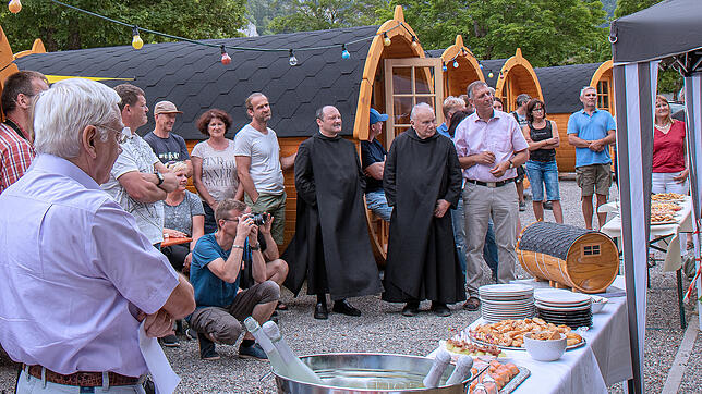 Zahlreiche Gäste waren zur Einweihungsfeier des Naturcamps an die historische Holzbrücke in der Klostergemeinde Beuron gekommen, um sich ...