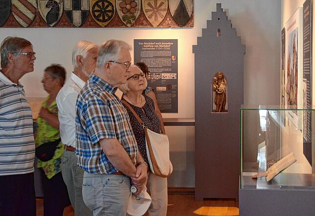 2017: Besucher in der beim Stadtfest eröffneten Markdorfer Jubiläumsausstellung in der Stadtgalerie.