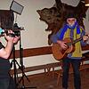 Kameramann Kevin Meier von der HVT filmt hier im Waldshuter Oberen Tor den Sänger und Gitarristen Roland Kroell. Dessen weihnachtlicher ...