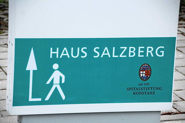 Das Haus Salzberg in der Luisenstraße. In den vergangenen Wochen starben zehn Bewohner an oder mit Corona. Der zuständige Arzt macht die ...