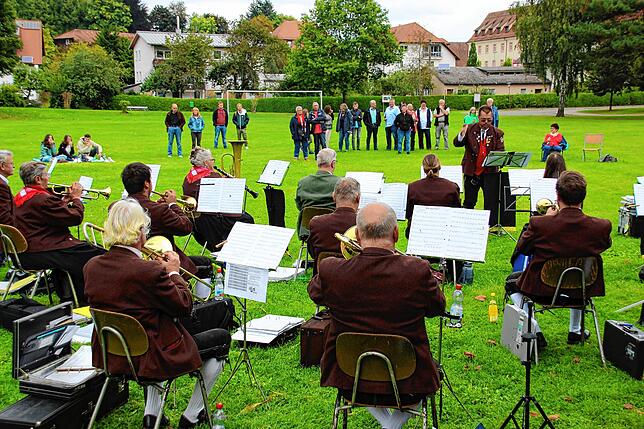 Nach und nach kamen die Zuhörer zum Picknick-und Rucksackkonzert des Musikvereins Wald auf die Walder Festwiese.