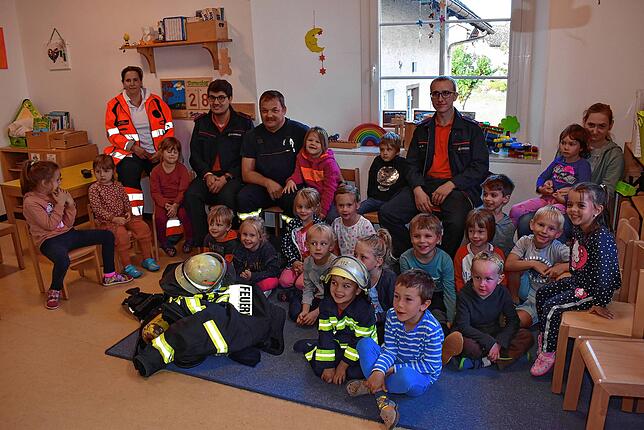 Die Feuerwehr gibt im Kindergarten Einblick in ihre Aufgaben.