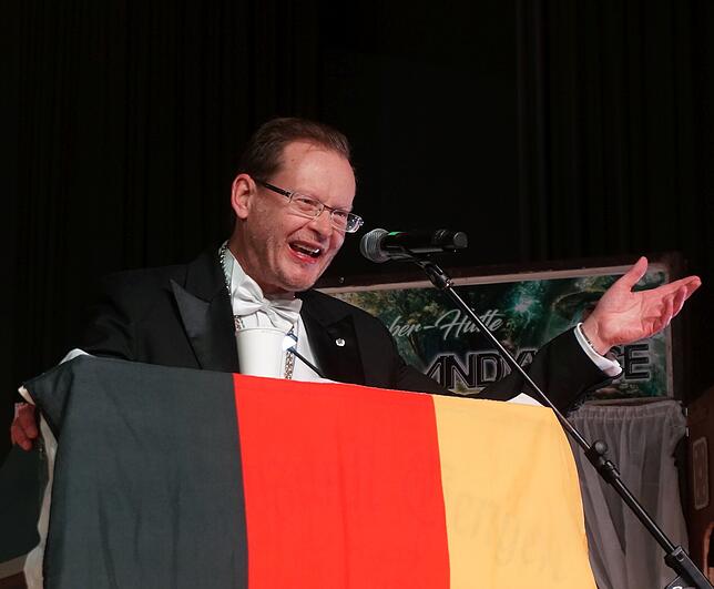 Flinke Zunge: Der Tiengener Ex-Bundestagabgeordnete Thomas Dörflinger in der Bütt.