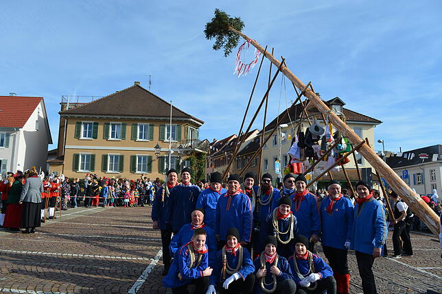 Bild 4: Vermesser der Zukunft treffen Verwaltung der Steinzeit: </span>So haben die Narren die Stadt erobert</span>