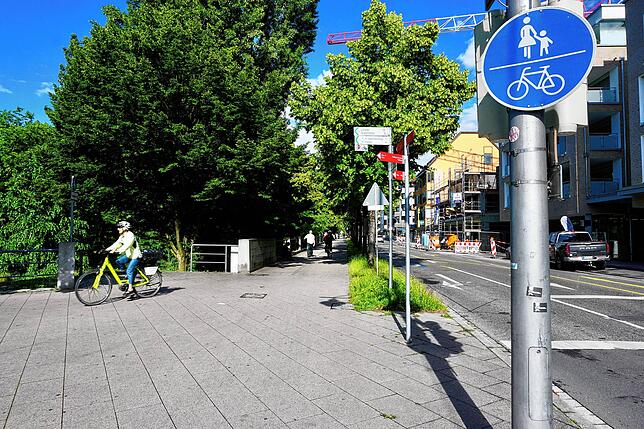 Im Prinzip bleibt es dabei: Langsame Radfahrer dürfen in beiden Richtungen auf dem dann künftigen Gehweg fahren.