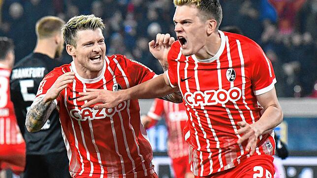 Matthias Ginter (SC Freiburg, r) feiert mit Lukas Kübler (SC Freiburg) das 1:1 gegen Eintracht Frankfurt.