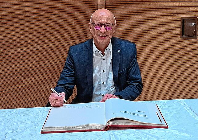Als Gastredner beim Neujahrsempfang trug sich Gerhard Bauer, Landrat von Schwäbisch Hall, anschließend ins Buch der Stadt ein.