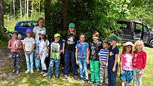Das Wetter macht Anke Schmid und den jungen Schatzsuchern einen Strich durch die Rechnung. Bild: Gerd Jerger