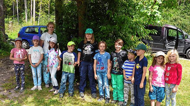 Das Wetter macht Anke Schmid und den jungen Schatzsuchern einen Strich durch die Rechnung. Bild: Gerd Jerger