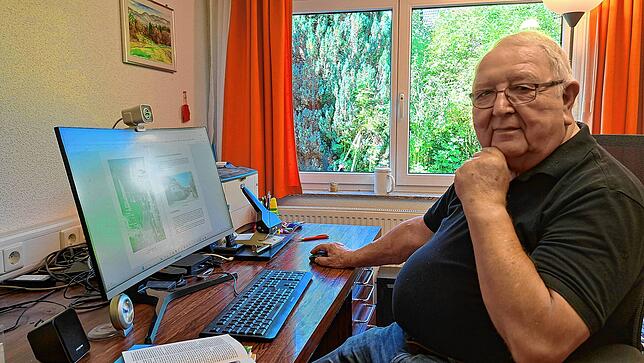 Karfrieder Mattes schreibt die Dorfchroniken der Gemeinde Hasel. Dafür hat er sich auf seinem Computer ein Archivsystem angelegt.