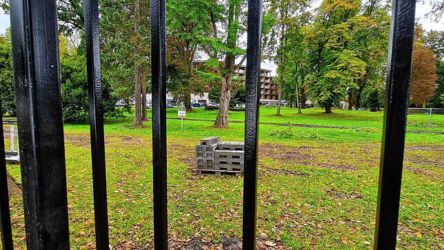 Hotel hinter Gittern: Im Hintergrund ist das Gesundheitshotel mit Holzfassade zu sehen, im Vordergrund der Park, der hauptsächlich den ...
