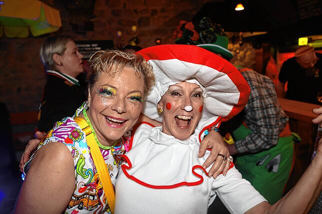 Bild 4: Konstanzer Straßenfasnacht 2025: Auch am Freitagabend wird in den Gassen gefeiert