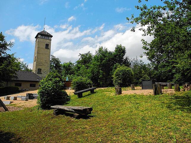 Der Sonnenbergturm steht in Möhlin in der Schweiz.