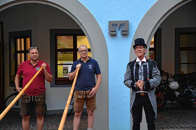Hubert Möhrle (rechts), hier mit dem kurzerhand getauften „Bodensee Alphorn Duo“, bestehend aus Klaus-Peter Pfau (links) und Dirk ...