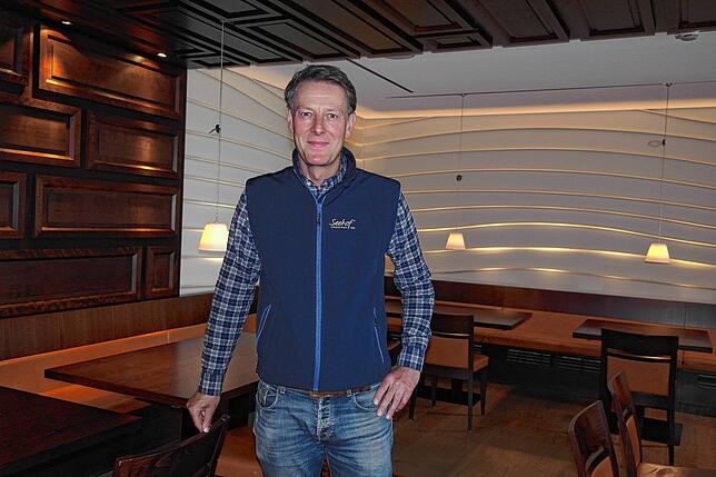 Frank Hallerbach vom Hotel &bdquo;Seehof&ldquo; hat alle Hände voll zu tun.