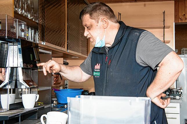Die Kaffeemaschine ist fertig. Servicetechniker Andreas Dinkel brüht einen Testkaffee mit Milchschaum auf.