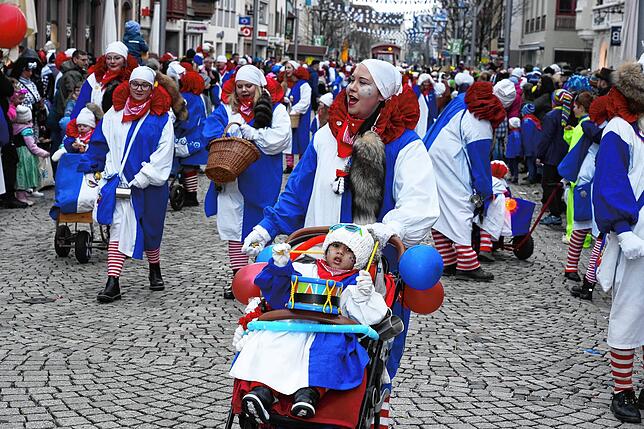 Die Glonkis ziehen am Nachmittag des Fasnetmentig durch die Niedere und die Rietstraße.