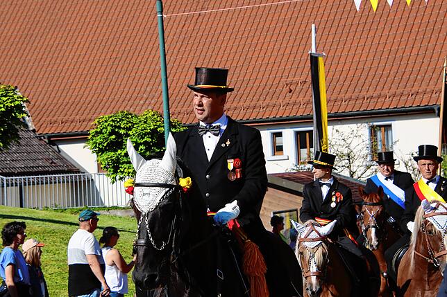 An der Flurprozession, angeführt von Rittmeister Stefan Jäger vom Reiterverein St. Eulogius, nehmen rund 50 Reiter verschiedener Vereine ...