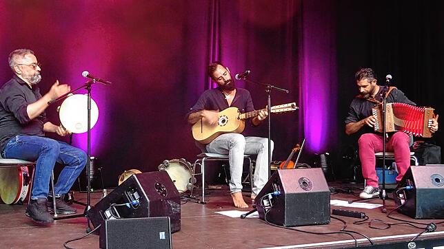 Das Trio Iskraria bietet beim Innenhof-Festival in Villingen süditalienisches Flair. Bilder: Uwe Spille