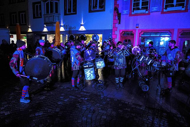 Bild 21: Endlich Fasnet: Glonkis stellen ihre Brunnenfigur auf und eröffnen die Fasnet