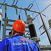 Ein Mitarbeiter des Energieversorgers Badenova überprüft in einem Umspannwerk die Stromleitung. Zum Dienst fahren die Manager künftig ...