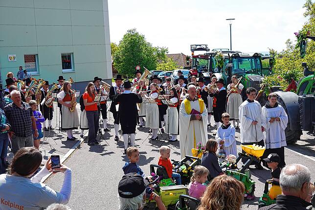 Bild 12: Die Plätze waren im Nu belegt – großes Gedränge beim Traktorenfest in Rotzingen