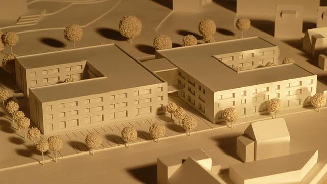 Zwei verbundene C-förmige Gebäude bilden das neue Alten- und Pflegeheim der Stadt inmitten des Karl-Olga-Parks. In dem Neubau soll auch ...
