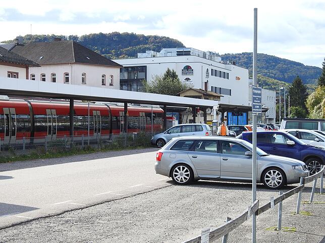 Ein Parkhaus statt der Parkplätze will De Rosa am Bahnhof bauen.