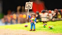 Bild : John Lennon auf der Insel Mainau? Und Soldaten bei SM-Spielchen? Über diese Details der Playmobil-Ausstellung im Archäologischen Landesmuseum können Eltern lachen