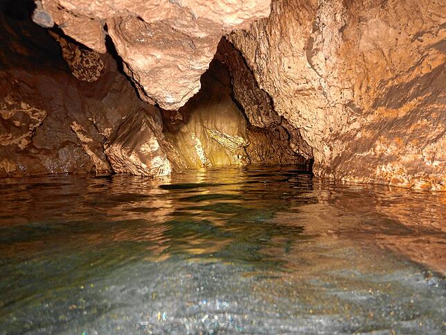 Die Aachhöhle ist eine ganz eigene Welt unter der Erde. Mit kleinen und großen unterirdischen Seen und Gängen.