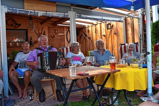 Sepp Horn spielt gern auf dem Akkordeon und singt in geselliger Runde mit den Campern. Aus neun verschiedenen Kantonen haben Schweizer ...
