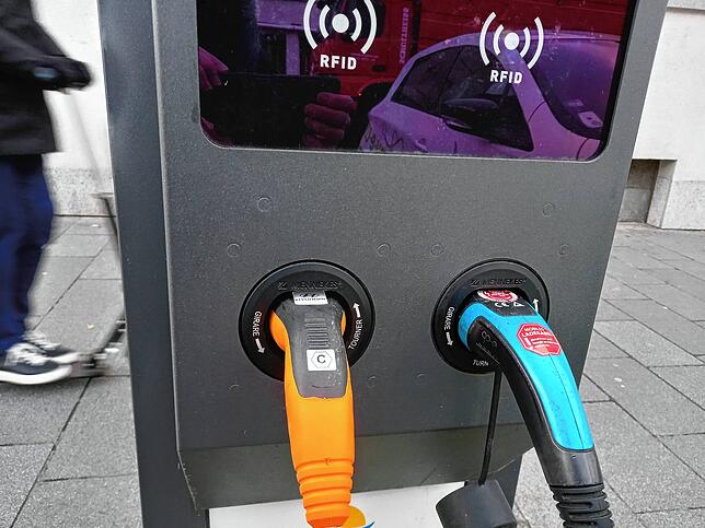 Zwei E-Autofahrer laden ihre Fahrzeuge an einer Ladestation in Waldshut. (Symbolbild)